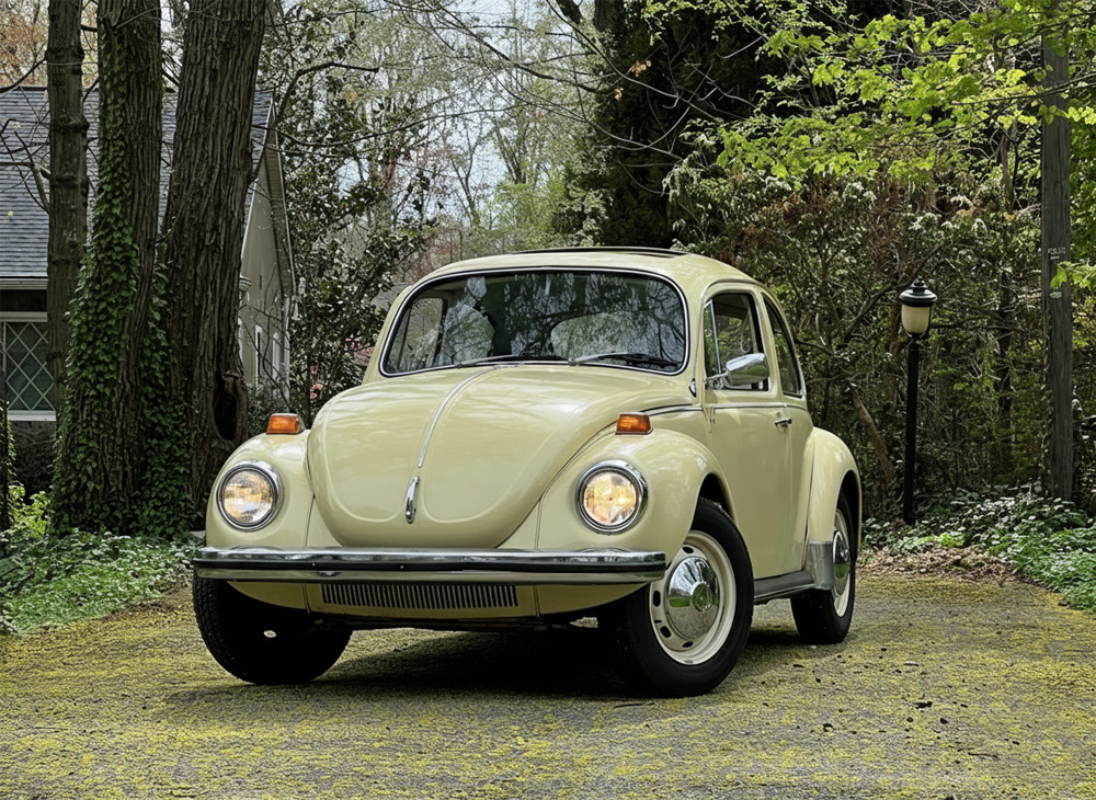 Vintage air-cooled Volkswagen Super Beetle featuring a flat windshield and beige paint, representing the peak of 1970s Beetle evolution.