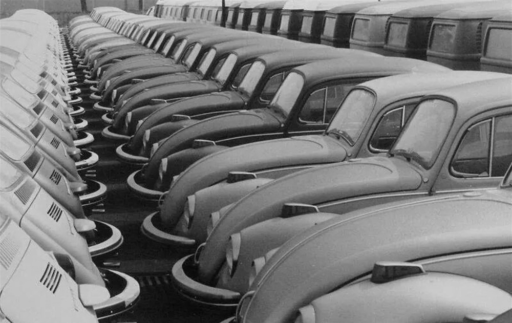 1971 VW Super Beetles in a row