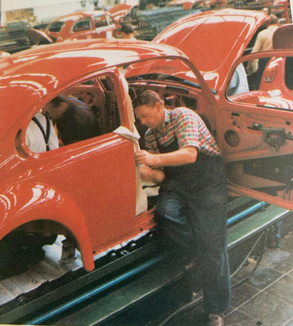 1971 VW Beetle being produced