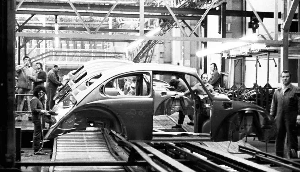 Welding 1303 bodyshells at Wolfsburg