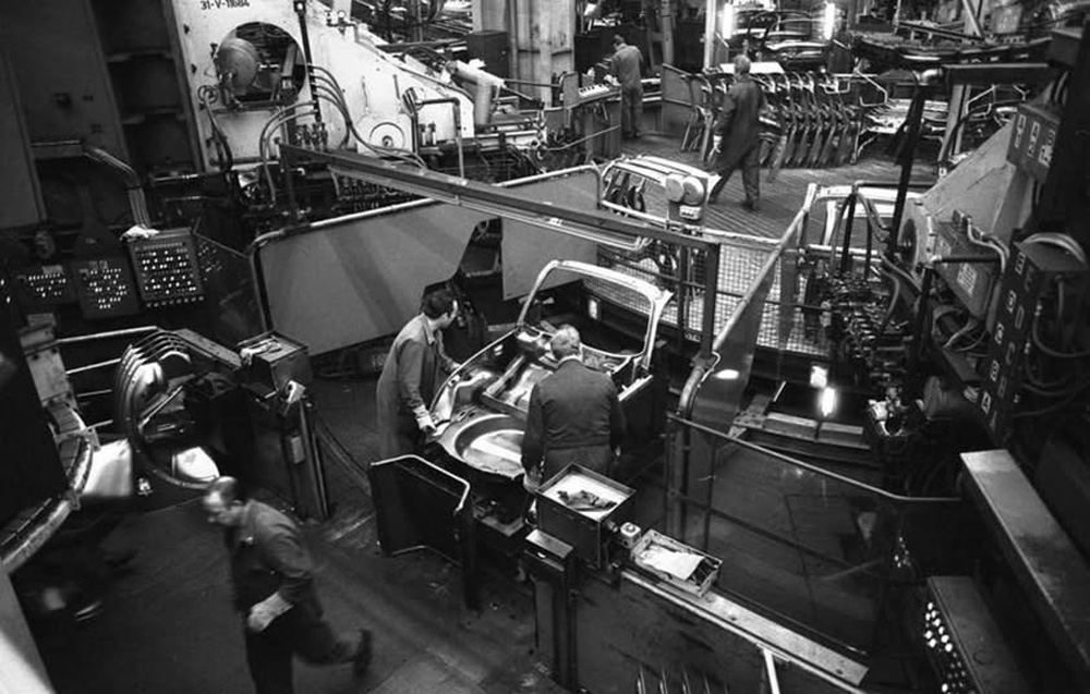 1303 front body assembly at Wolfsburg, 1973