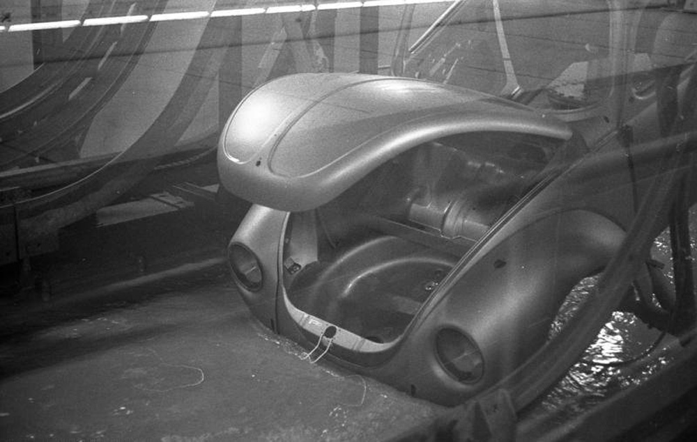 A 1303 body going into the primer bath. Wolfsburg, January 24, 1973