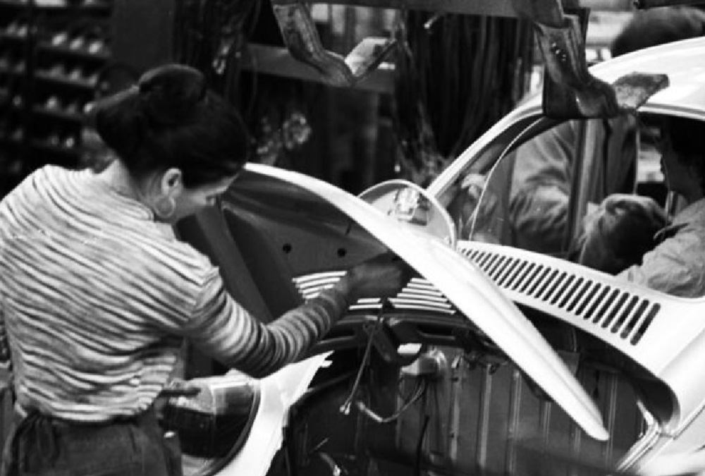 Installation of wiring and electrics on a 1973 model year 1303 Beetle at the Wolfsburg plant