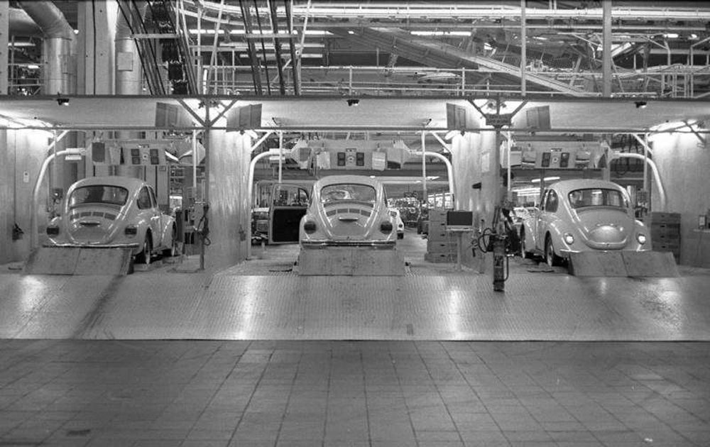 End of the line. Running-in and inspection in the vehicle test stands at VW-Werk Wolfsburg, 22 January 1973