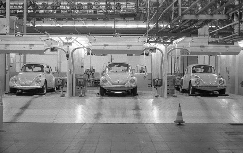 End of the line. Running-in and inspection in the vehicle test stands at VW-Werk Wolfsburg, 22 January 1973
