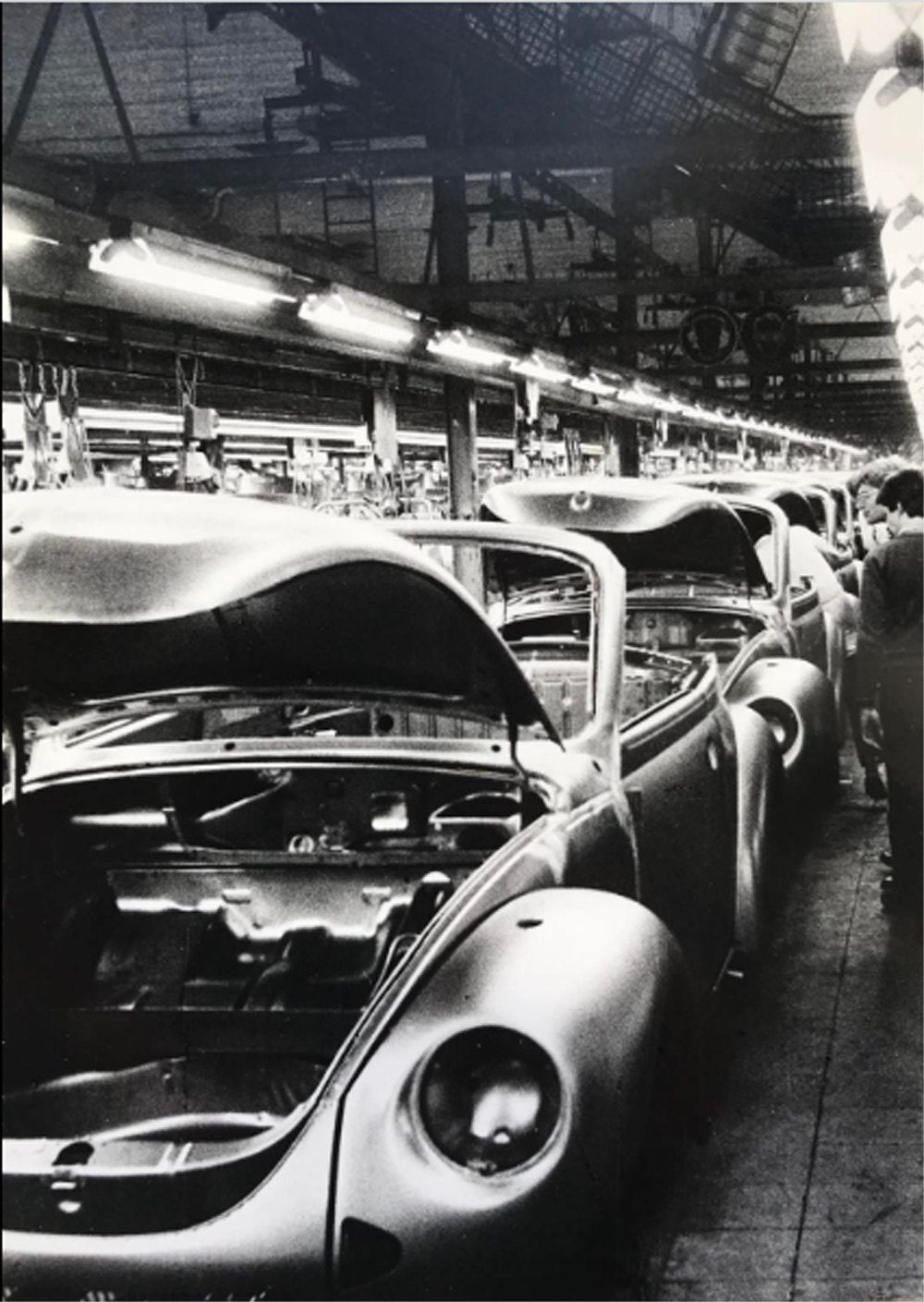 1303 Super Beetle cabriolets in production at the Karmann factory