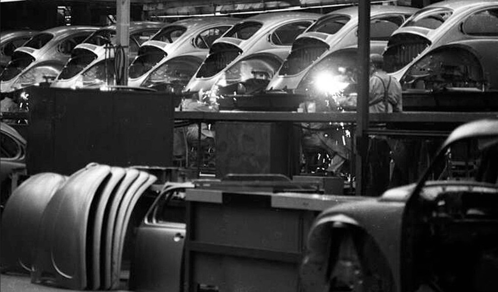 Bodies are mounted transversely on the transfer belt for operators to carry out welding operations to the front and rear