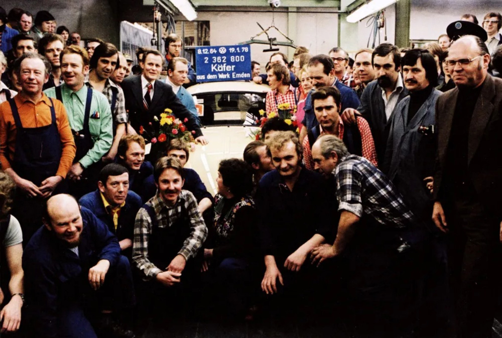 Laughter and tears: "Many turned away to hide their tears," recalls assembly manager Johann Kamp when the last Beetle rolled off the assembly line in Emden in 1978