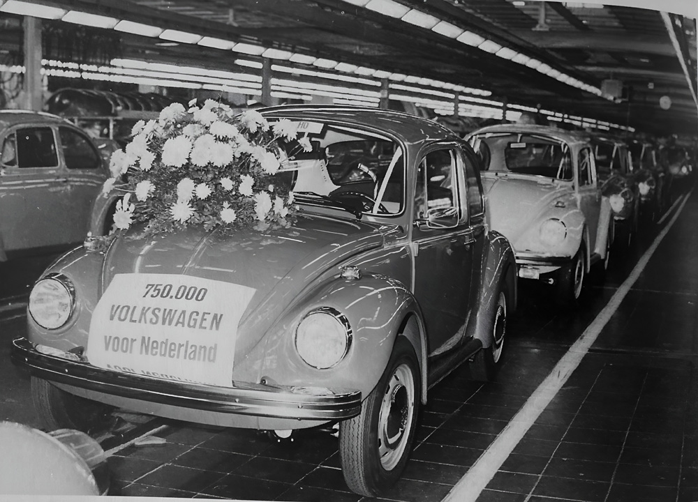 At the top of the windshield can be seen export code HO (Holland) 