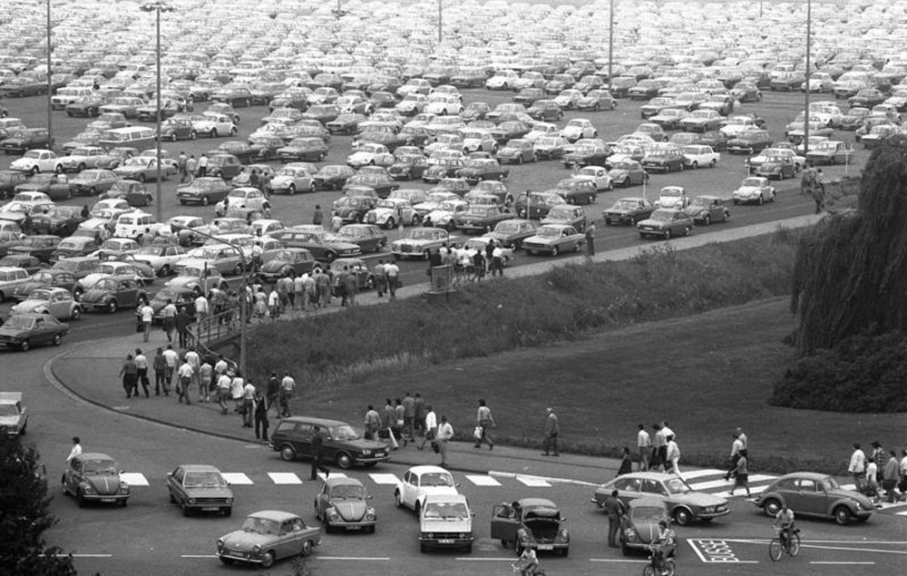 Feierabend! Time to go home. Wolfsburg, August 20, 1973. Photo by Lothar Schaack